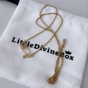 2/60 Crystal safety pin necklace